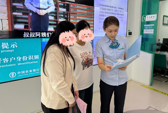 乾盘配资 农行济南历下支行营业部：助外籍学子开卡 展农行服务风采