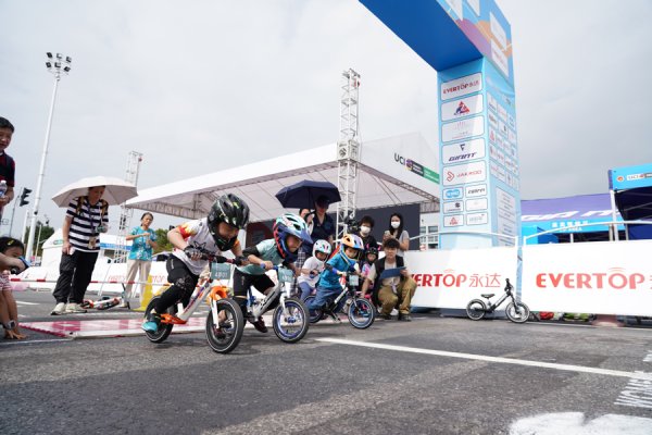 恒富配资 环崇明岛女子公路世巡赛崇东赛段完赛，创新举措令更多孩子和业余爱好者受益